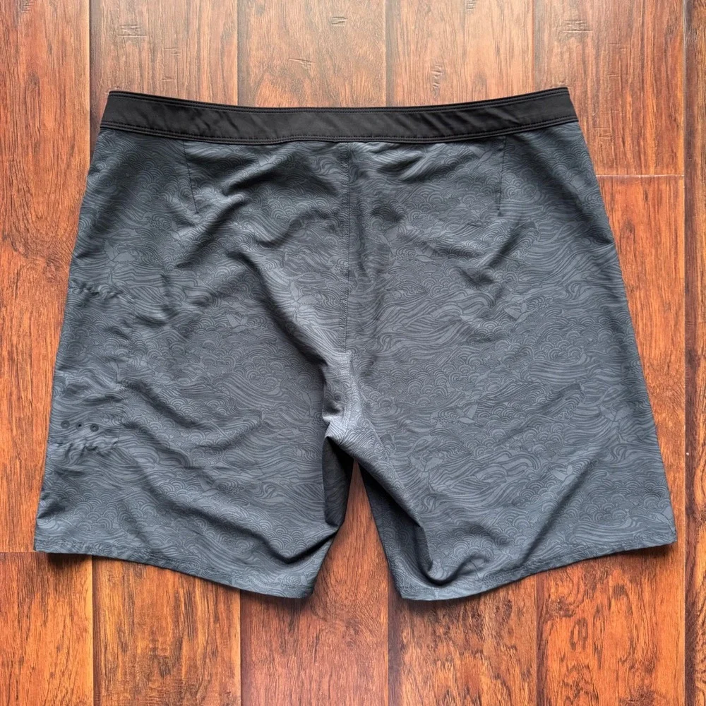 Vuori Mens Infinity Board Shorts Black Grey Wave Sz 38 Swim Trunks Surf Stretch